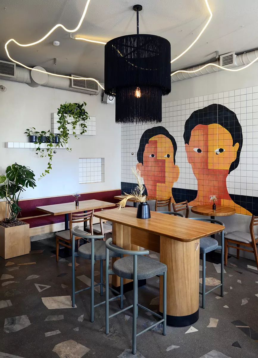 Эклектичный декор и винтажная мебель в гостеприимном интерьере петербургского бистро-бара — проект студии AKKE Collective