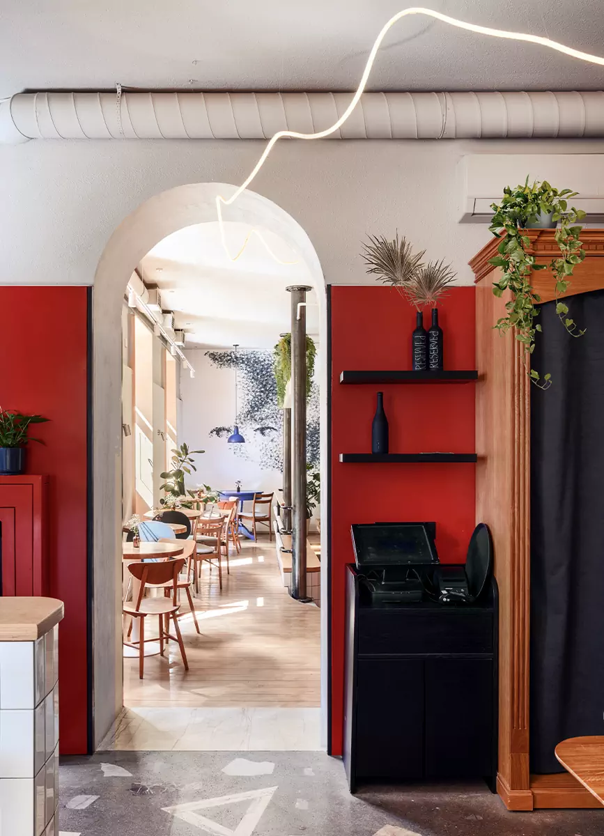 Эклектичный декор и винтажная мебель в гостеприимном интерьере петербургского бистро-бара — проект студии AKKE Collective