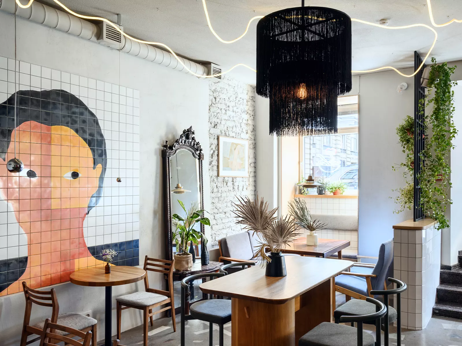 Эклектичный декор и винтажная мебель в гостеприимном интерьере петербургского бистро-бара — проект студии AKKE Collective