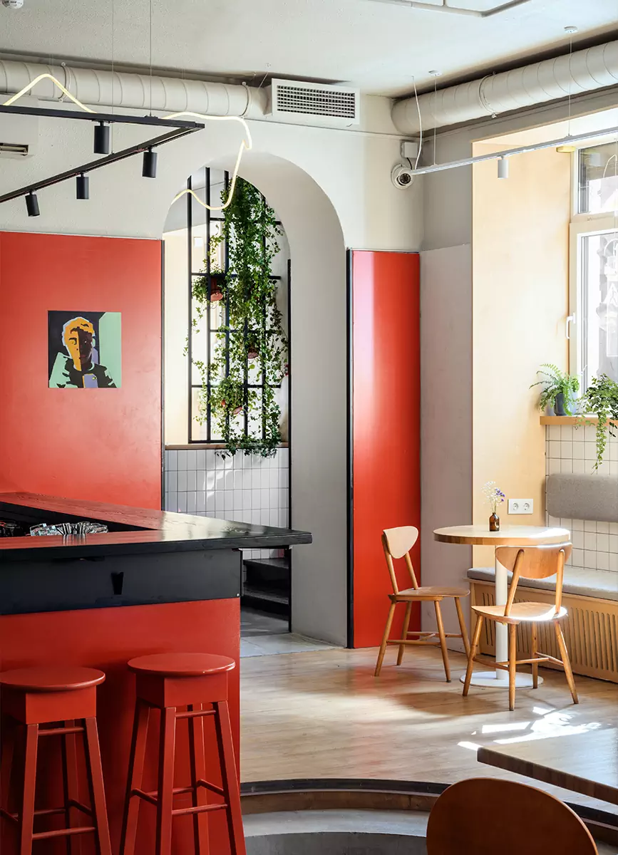 Эклектичный декор и винтажная мебель в гостеприимном интерьере петербургского бистро-бара — проект студии AKKE Collective