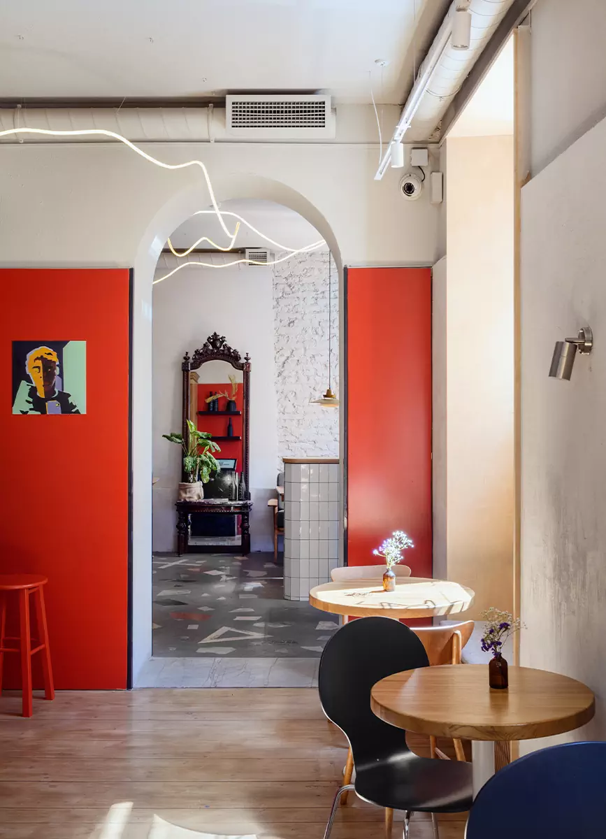 Эклектичный декор и винтажная мебель в гостеприимном интерьере петербургского бистро-бара — проект студии AKKE Collective