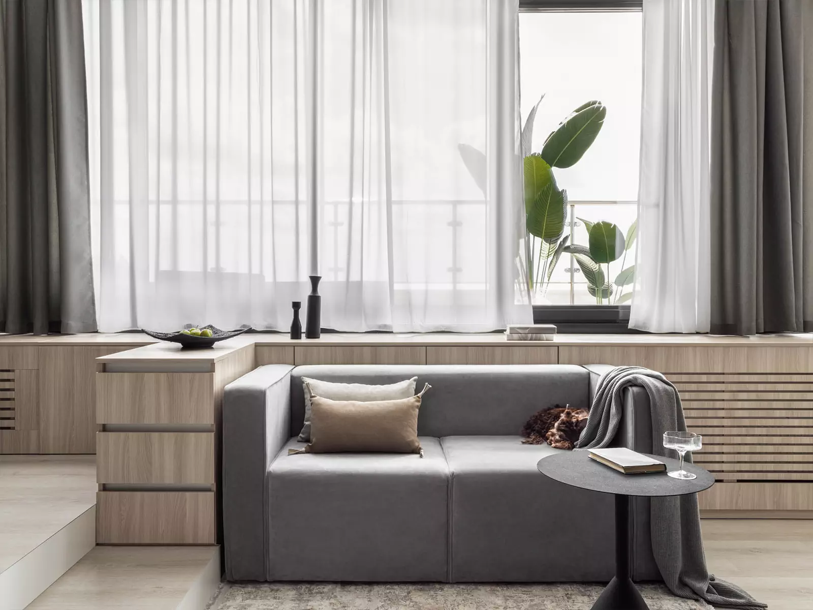 Практичный интерьер квартиры на последнем этаже высотного дома — проект студии Sloyarch