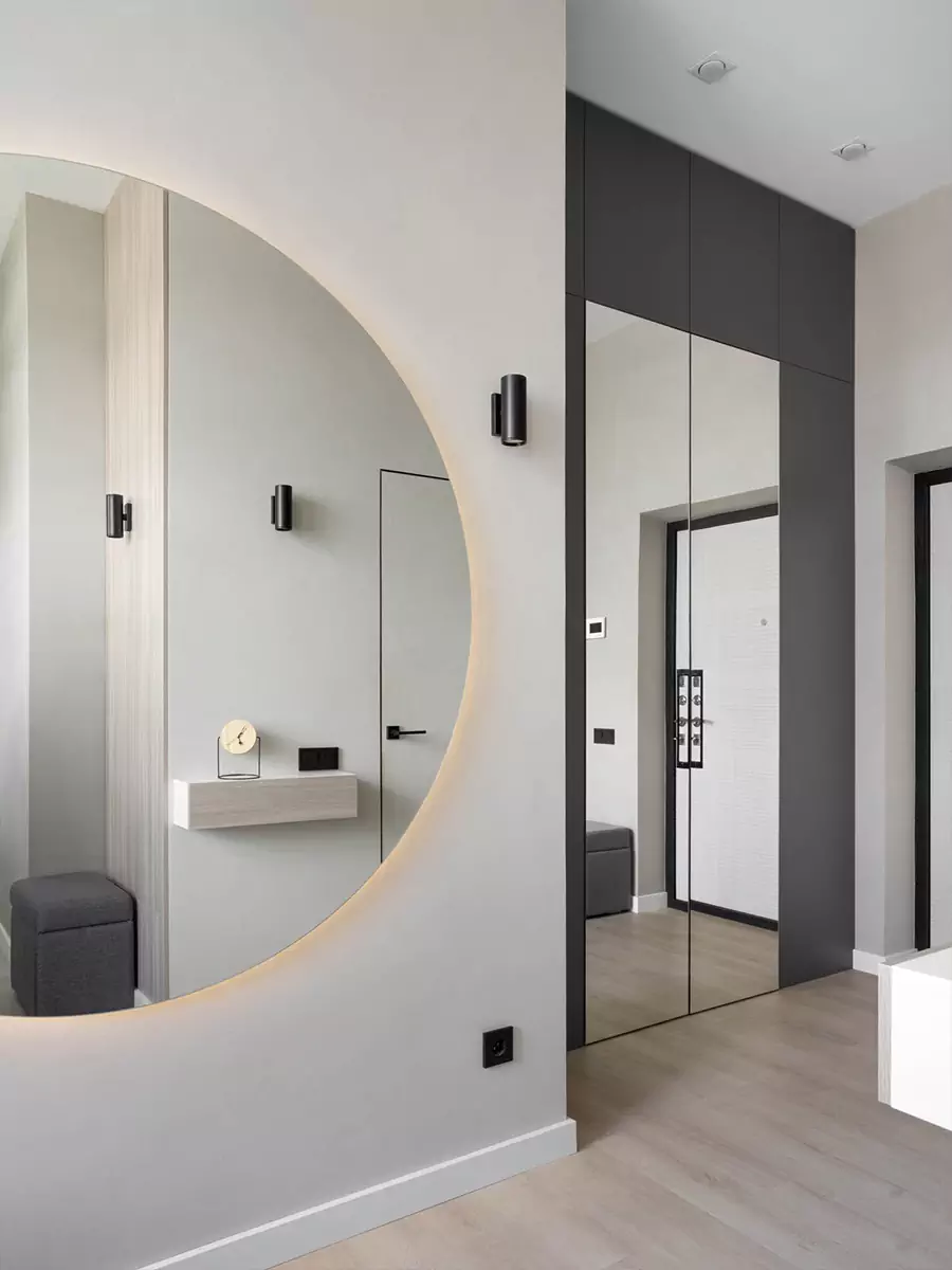 Практичный интерьер квартиры на последнем этаже высотного дома — проект студии Sloyarch