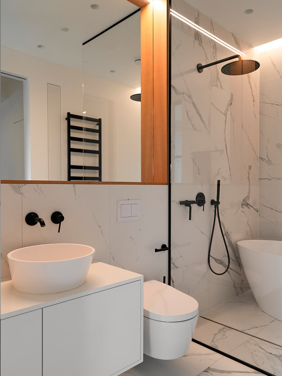 Монохромный интерьер квартиры с открытым балконом – проект студии ZROBIM architects