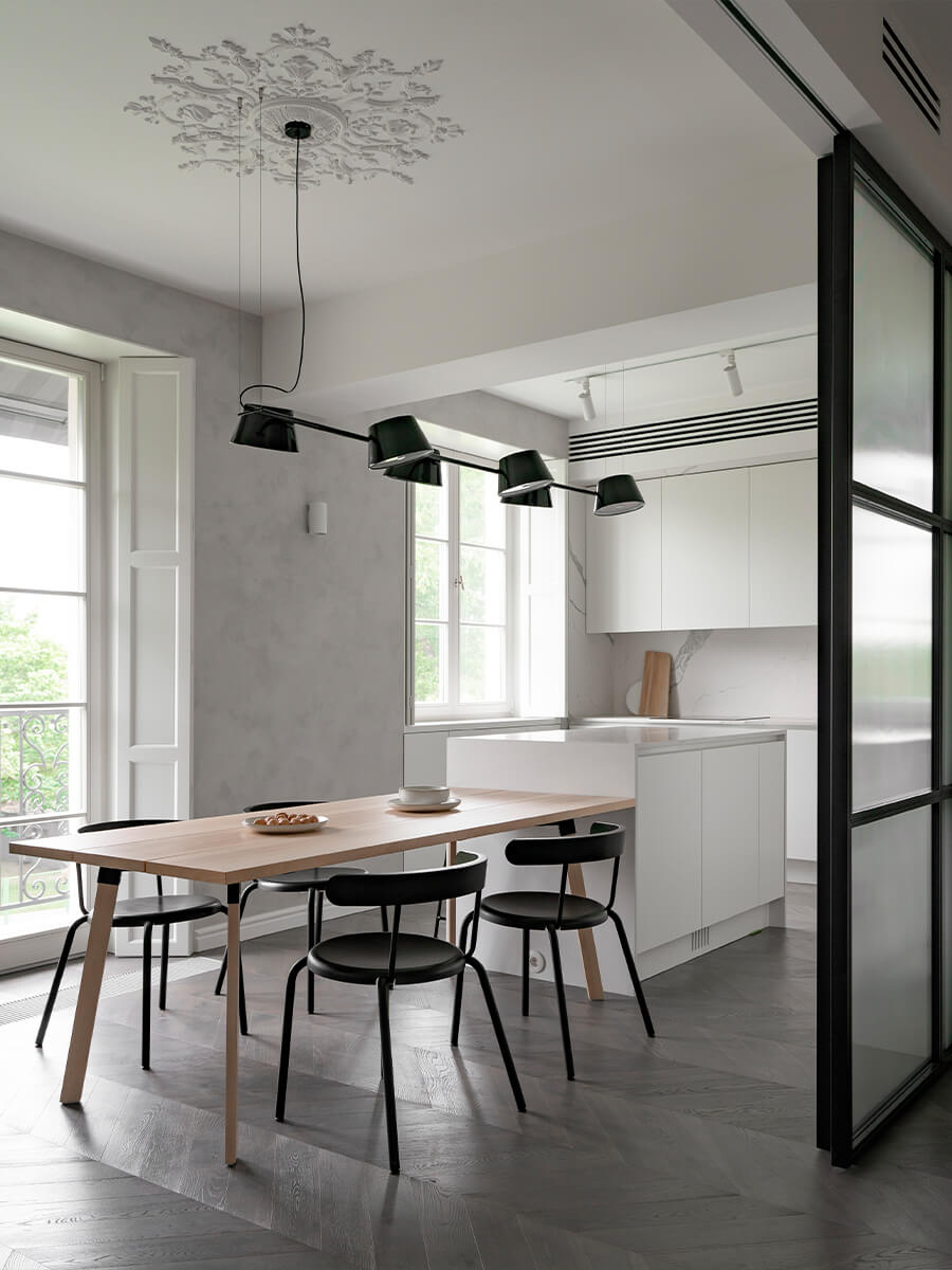 Монохромный интерьер квартиры с открытым балконом – проект студии ZROBIM architects