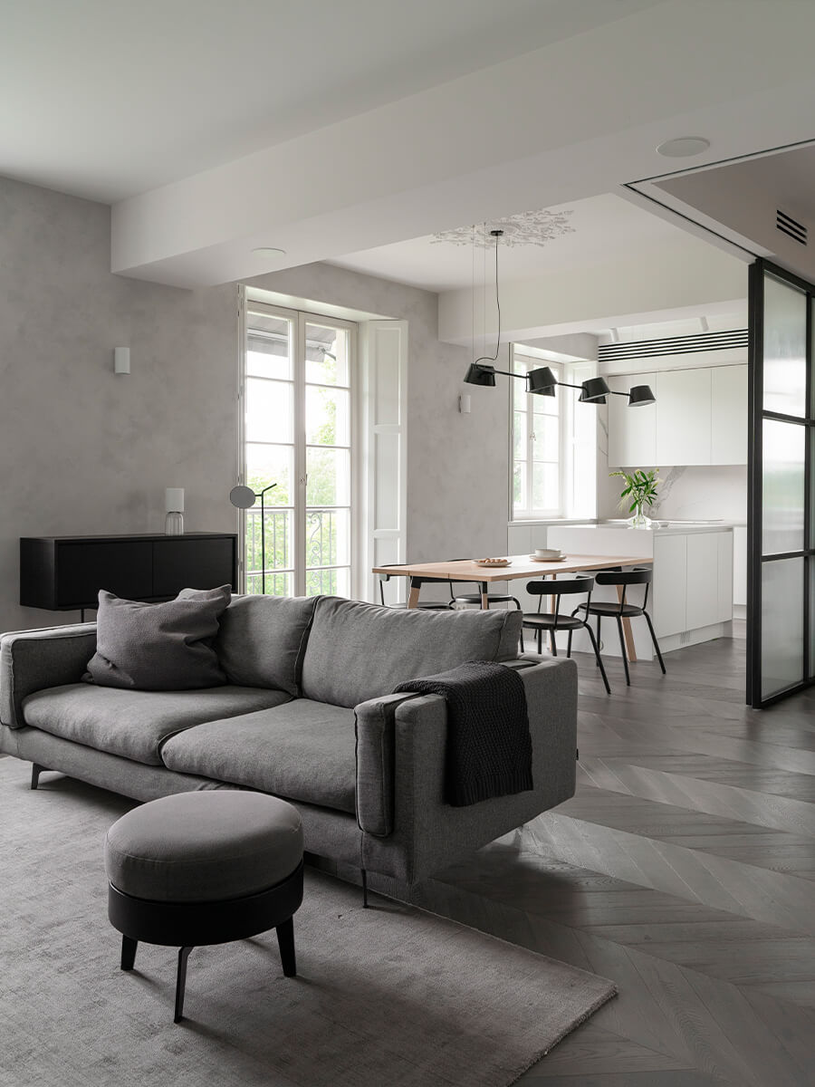 Монохромный интерьер квартиры с открытым балконом – проект студии ZROBIM architects