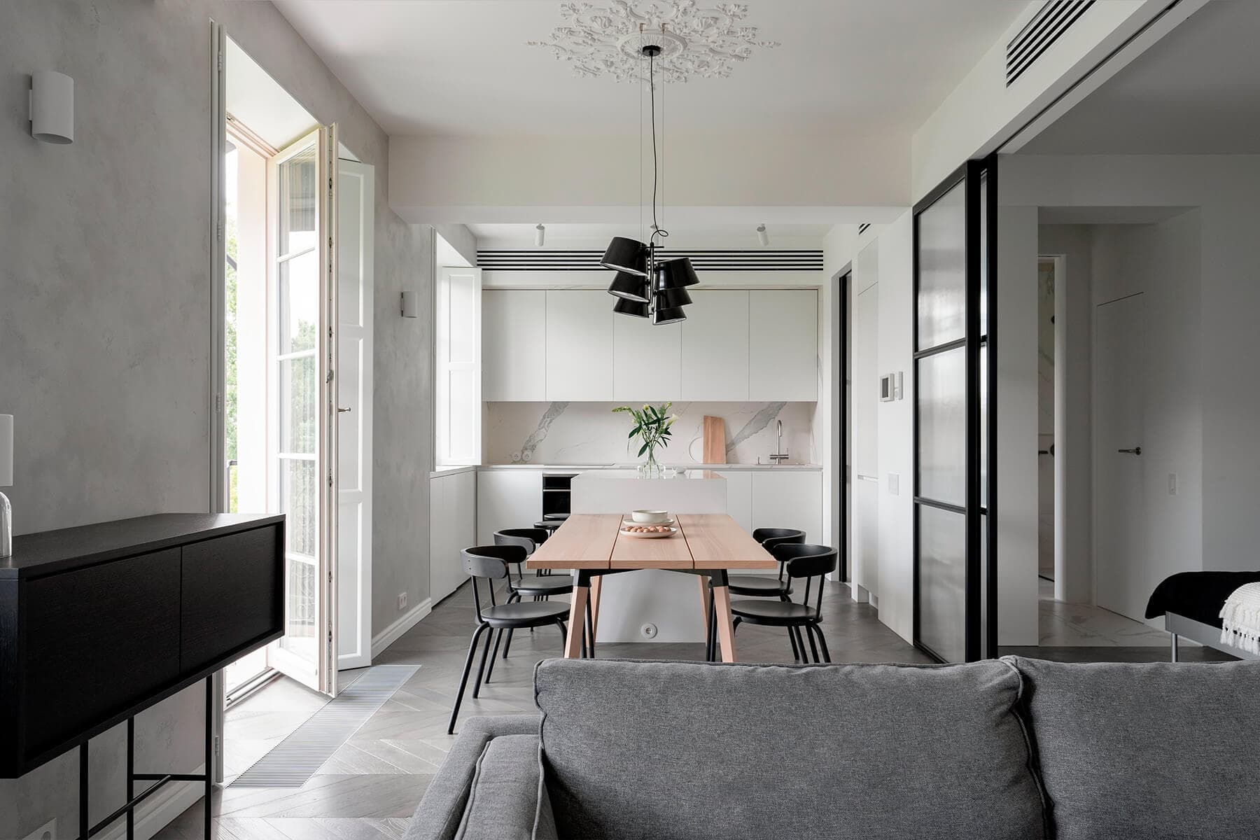 Монохромный интерьер квартиры с открытым балконом – проект студии ZROBIM architects