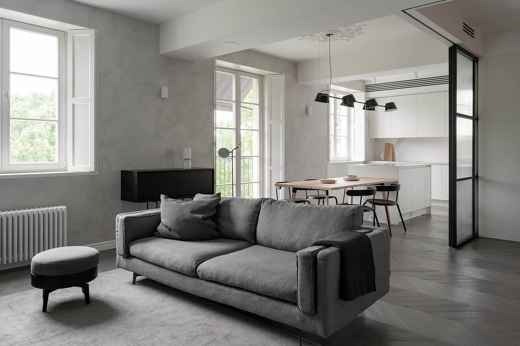 Монохромный интерьер квартиры с открытым балконом – проект студии ZROBIM architects