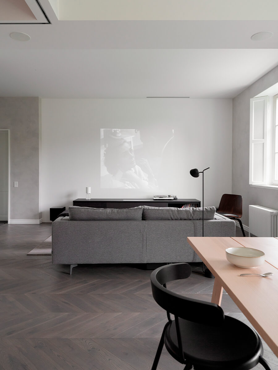 Монохромный интерьер квартиры с открытым балконом – проект студии ZROBIM architects