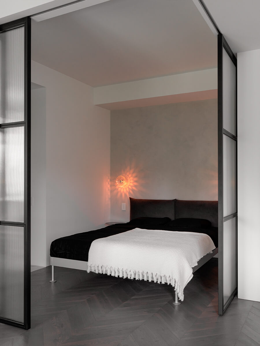 Монохромный интерьер квартиры с открытым балконом – проект студии ZROBIM architects