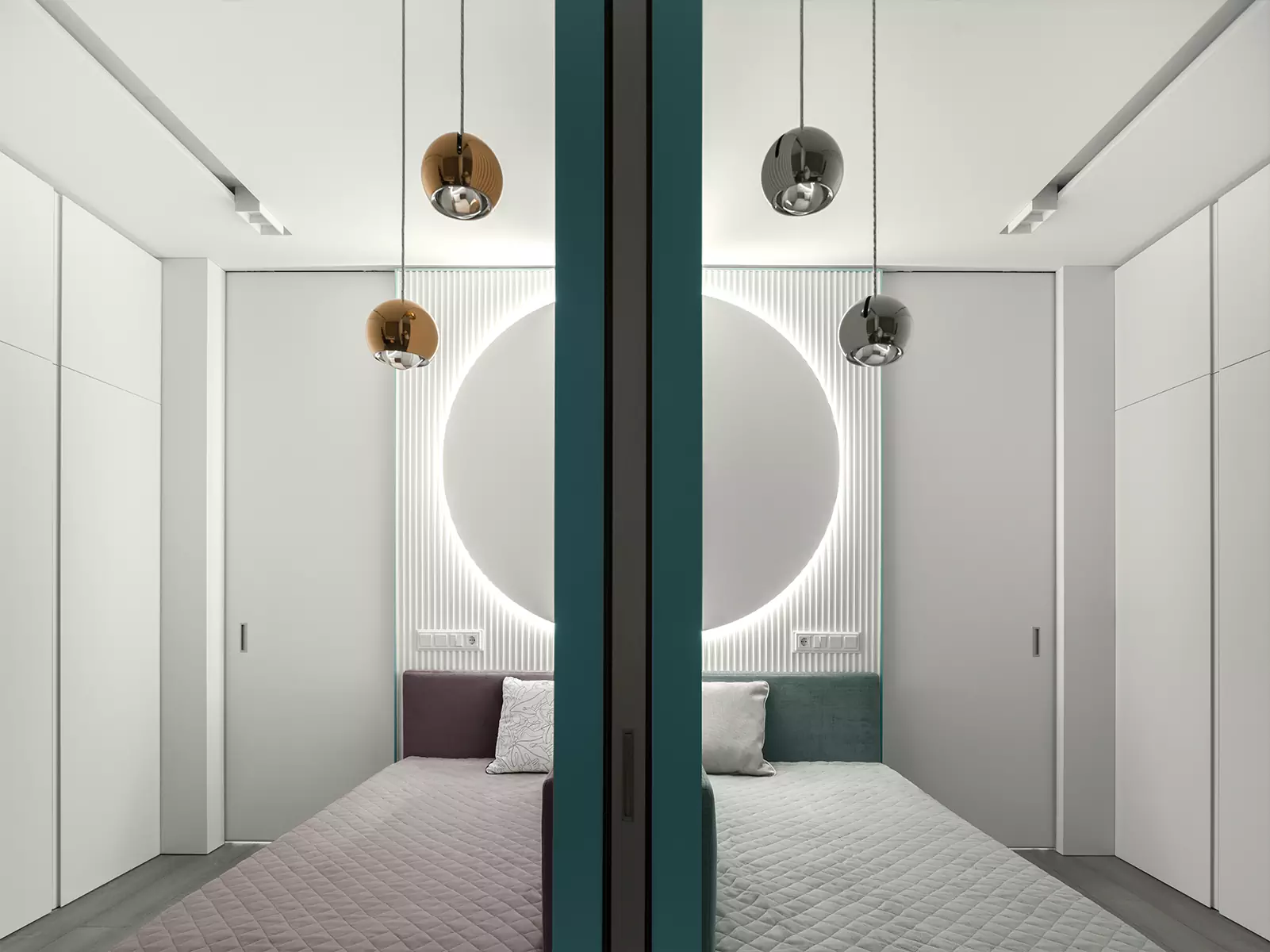 Скульптурные объемы, зеркала и гибкое зонирование в монохромном интерьере – проект студии Geometrix Design