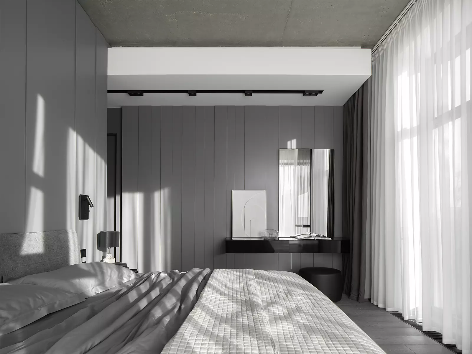 Скульптурные объемы, зеркала и гибкое зонирование в монохромном интерьере – проект студии Geometrix Design