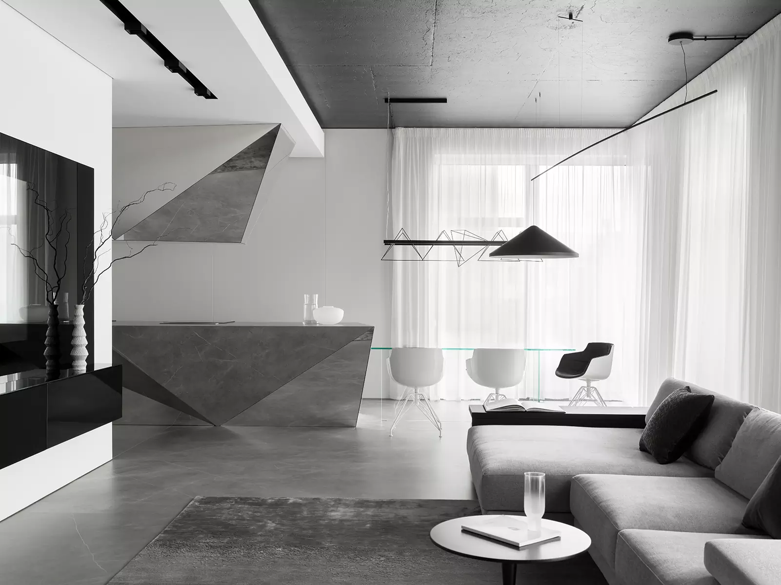 Скульптурные объемы, зеркала и гибкое зонирование в монохромном интерьере – проект студии Geometrix Design