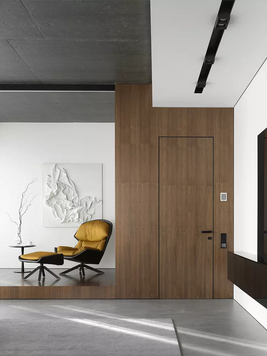 Скульптурные объемы, зеркала и гибкое зонирование в монохромном интерьере – проект студии Geometrix Design