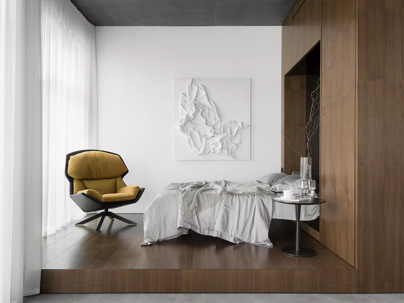 Скульптурные объемы, зеркала и гибкое зонирование в монохромном интерьере – проект студии Geometrix Design