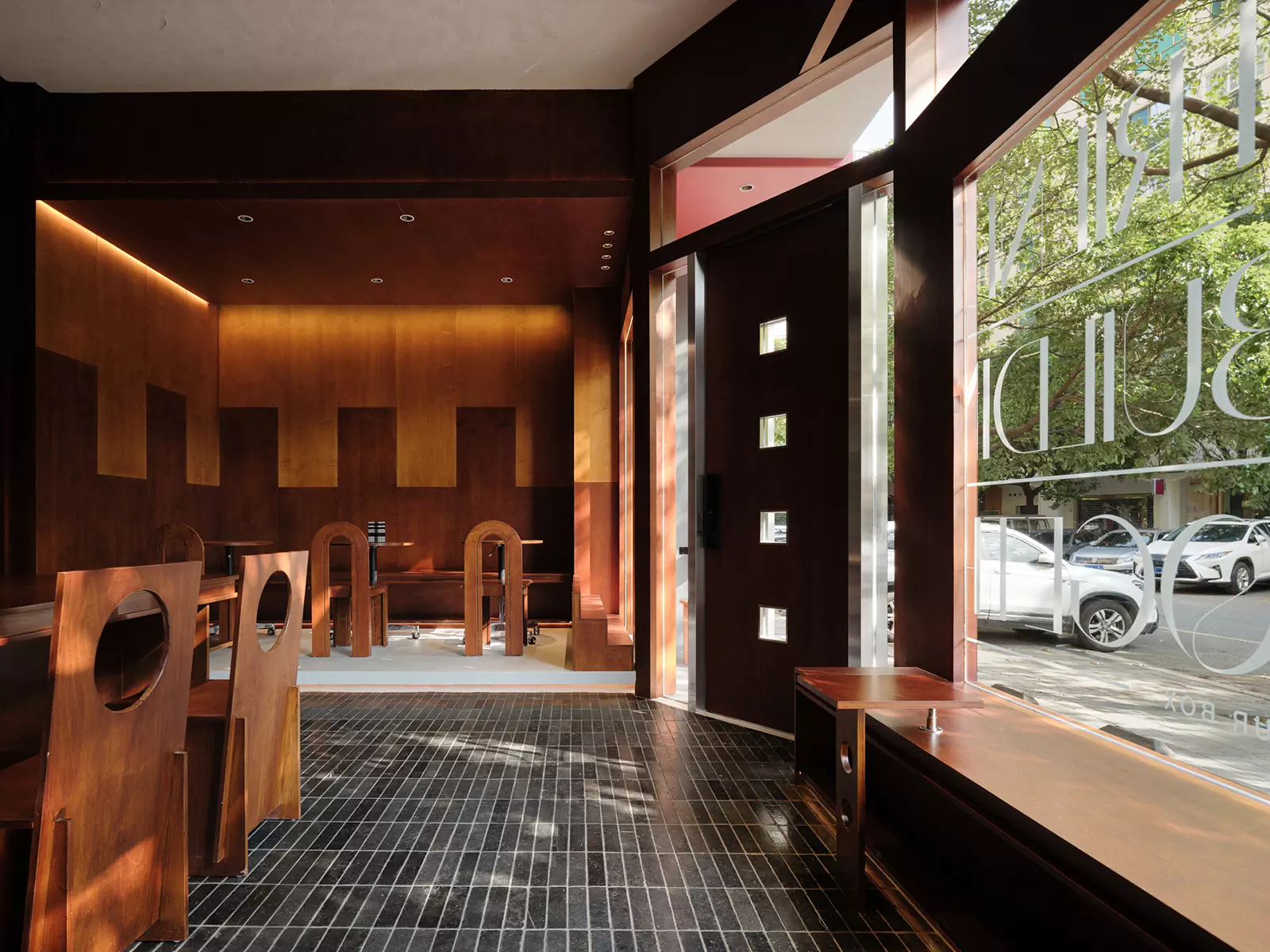 Геометрические формы и отсылки к модернизму в интерьере китайского кафе-коворкинга — проект студии Aurora Design