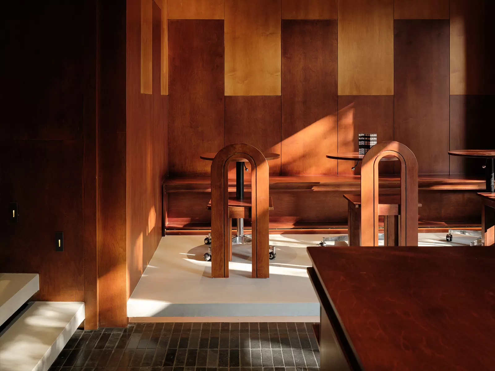 Геометрические формы и отсылки к модернизму в интерьере китайского кафе-коворкинга — проект студии Aurora Design