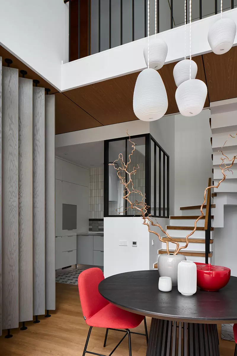 Эффектный интерьер двухуровневой квартиры с атмосферой загородного дома — проект мастерской дизайна Брусника