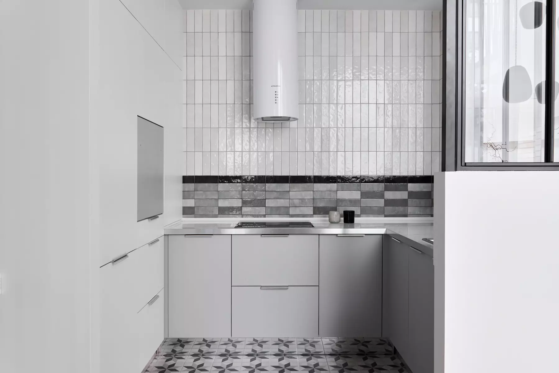 Эффектный интерьер двухуровневой квартиры с атмосферой загородного дома — проект мастерской дизайна Брусника