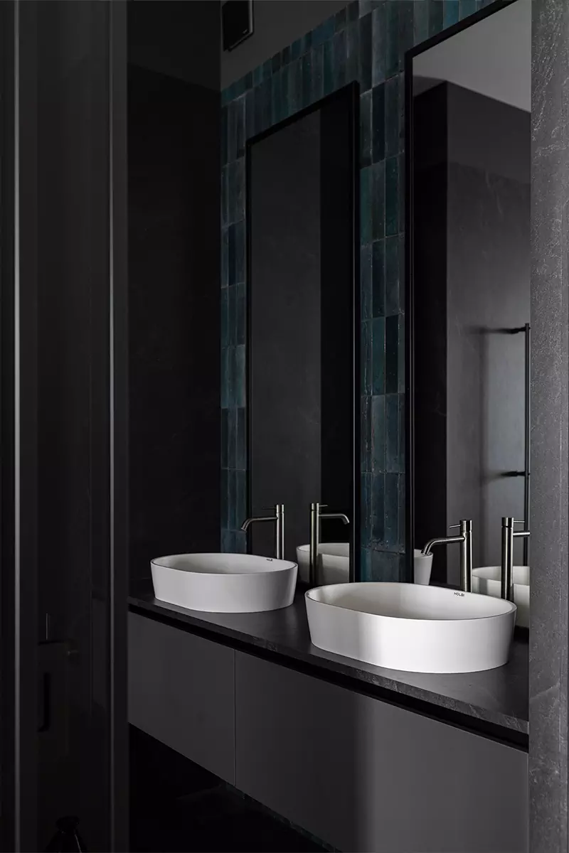 Брутальный, но чувственный интерьер пентхауса с открытой террасой — проект Insight-Studio