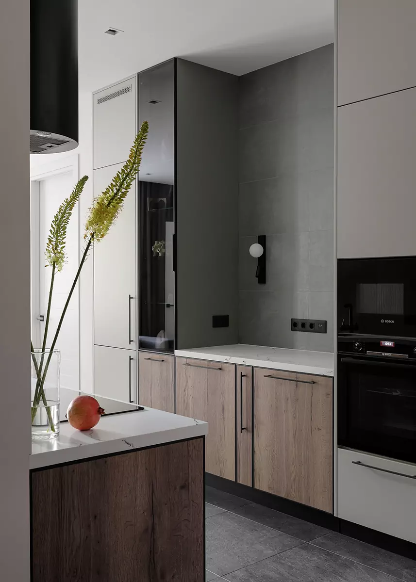 Проходная кухня и контрастные санузлы в интерьере квартиры для сдачи в аренду — проект Анастасии Павловской и Анастасии Курбатовой