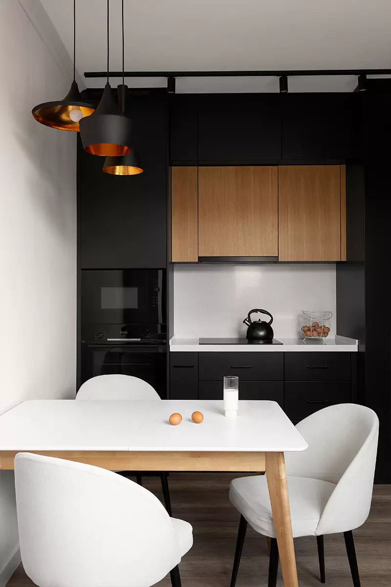 Строгий интерьер квартиры с видом на горы и контрастными деталями — проект Фариза Мамедова