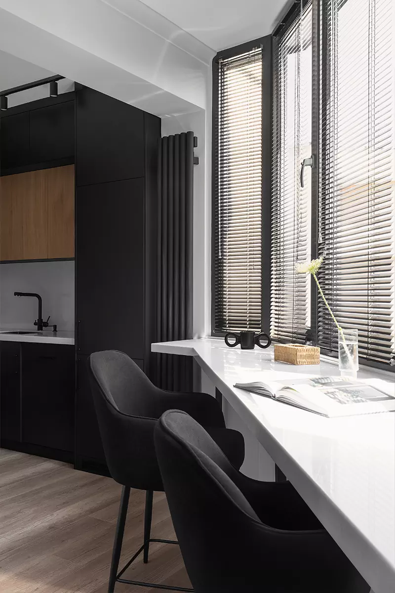 Строгий интерьер квартиры с видом на горы и контрастными деталями — проект Фариза Мамедова