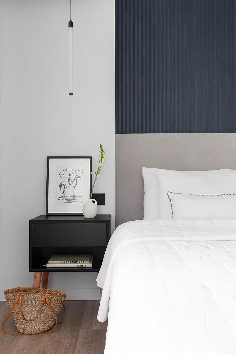 Строгий интерьер квартиры с видом на горы и контрастными деталями — проект Фариза Мамедова