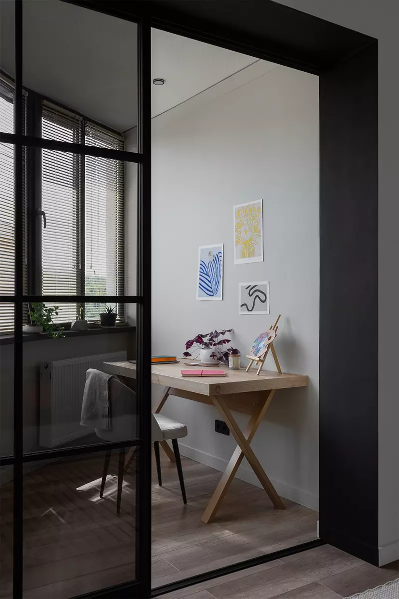 Строгий интерьер квартиры с видом на горы и контрастными деталями — проект Фариза Мамедова