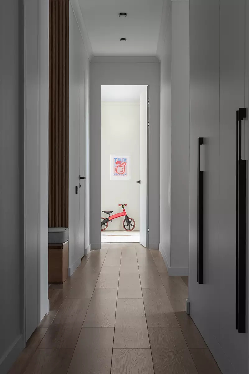 Строгий интерьер квартиры с видом на горы и контрастными деталями — проект Фариза Мамедова