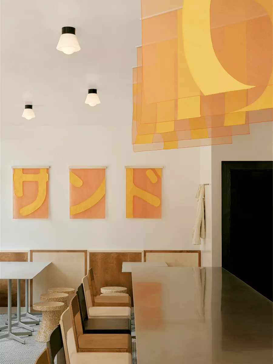 Акцентные панно с японскими иероглифами в интерьере швейцарского бургер-бара — проект Sapid Studio