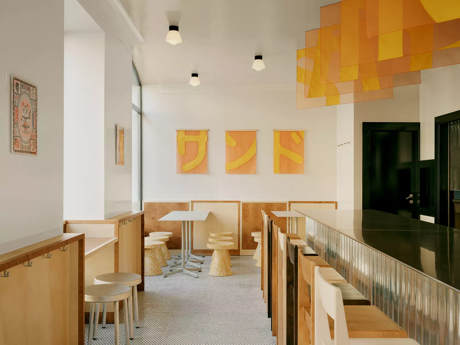 Акцентные панно с японскими иероглифами в интерьере швейцарского бургер-бара — проект Sapid Studio