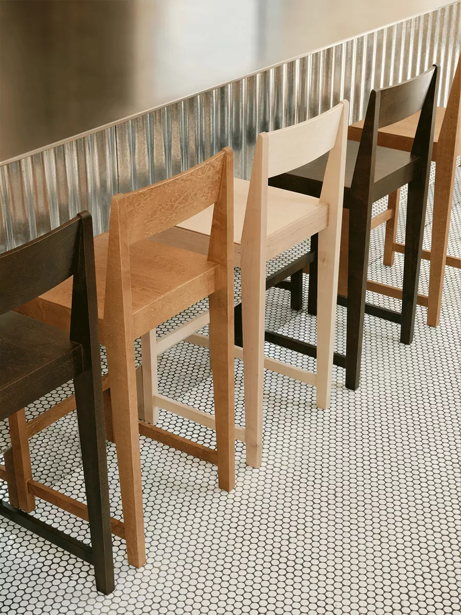 Акцентные панно с японскими иероглифами в интерьере швейцарского бургер-бара — проект Sapid Studio