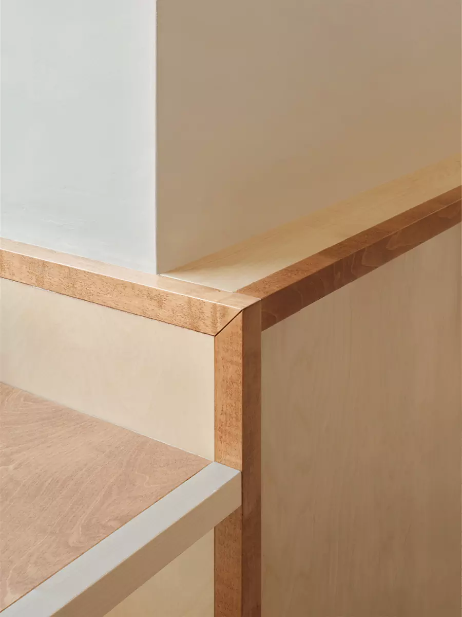 Акцентные панно с японскими иероглифами в интерьере швейцарского бургер-бара — проект Sapid Studio