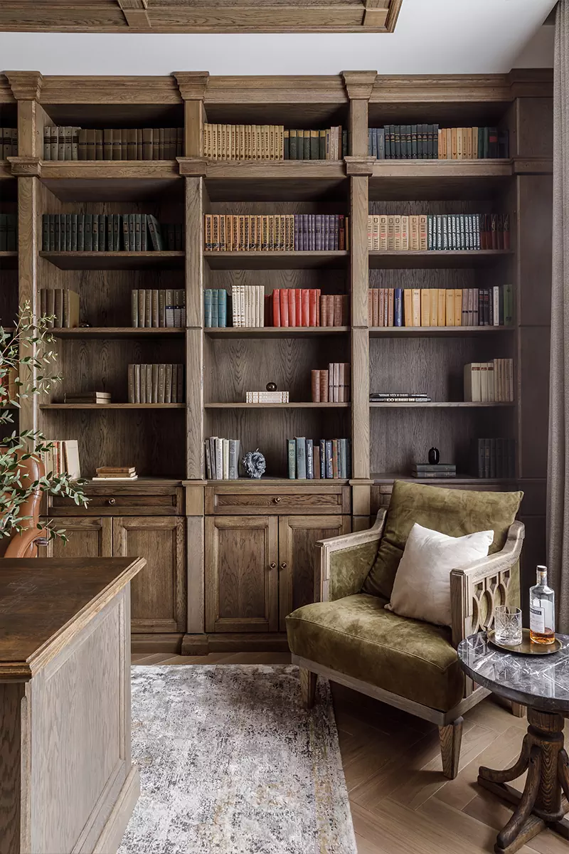 Интерьер семейного дома с французским настроением и библиотекой в английском стиле — проект Ларисы Зверевой
