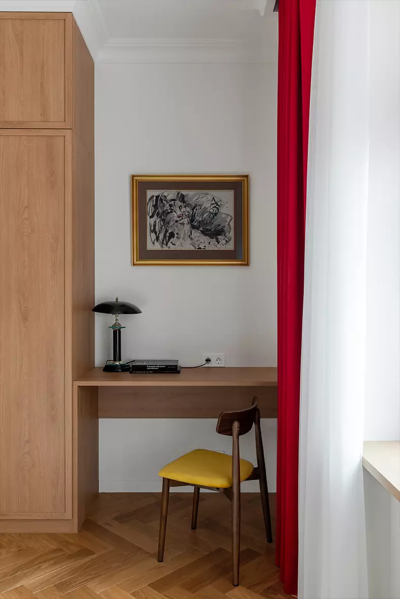 Приятные на ощупь материалы и советский шик в интерьере исторической квартиры — проект Ивана Миняева и Марии Онучиной