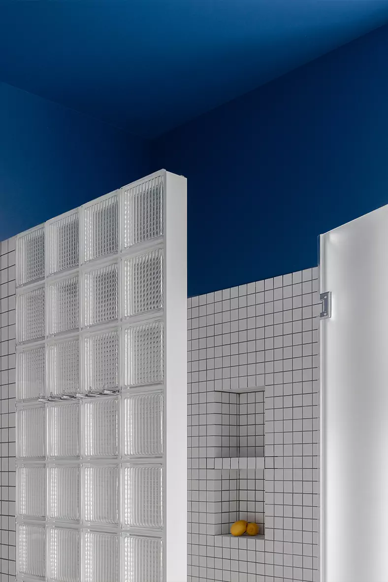 Приятные на ощупь материалы и советский шик в интерьере исторической квартиры — проект Ивана Миняева и Марии Онучиной