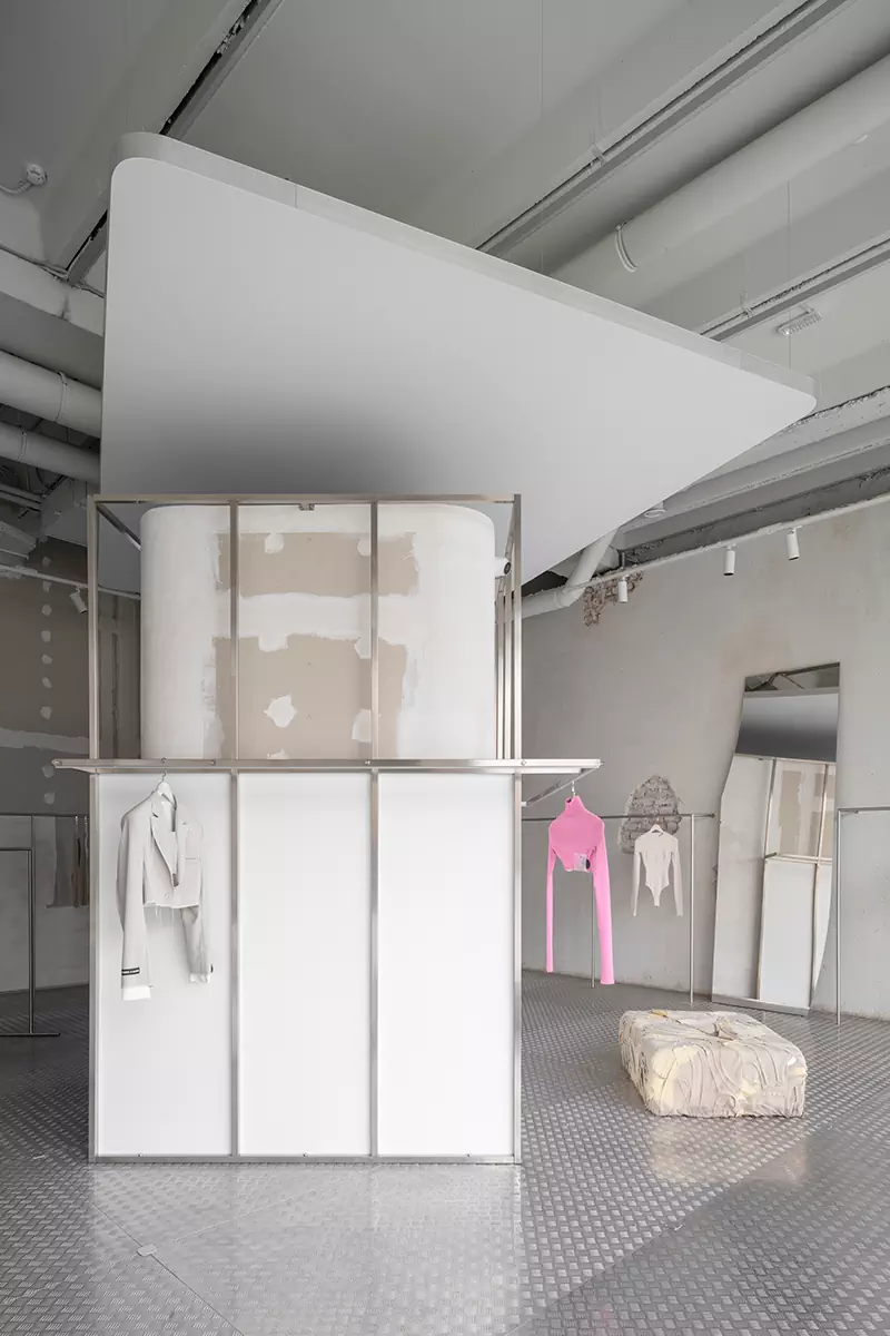 Концептуальный интерьер флагманского магазина в здании газеты «Известия» — проект бюро nao