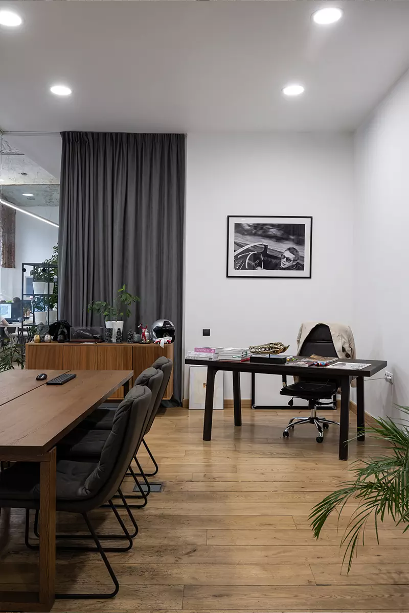 Офис как второй дом: монументальная архитектура и живые растения в интерьере рабочего пространства — проект бюро Basis