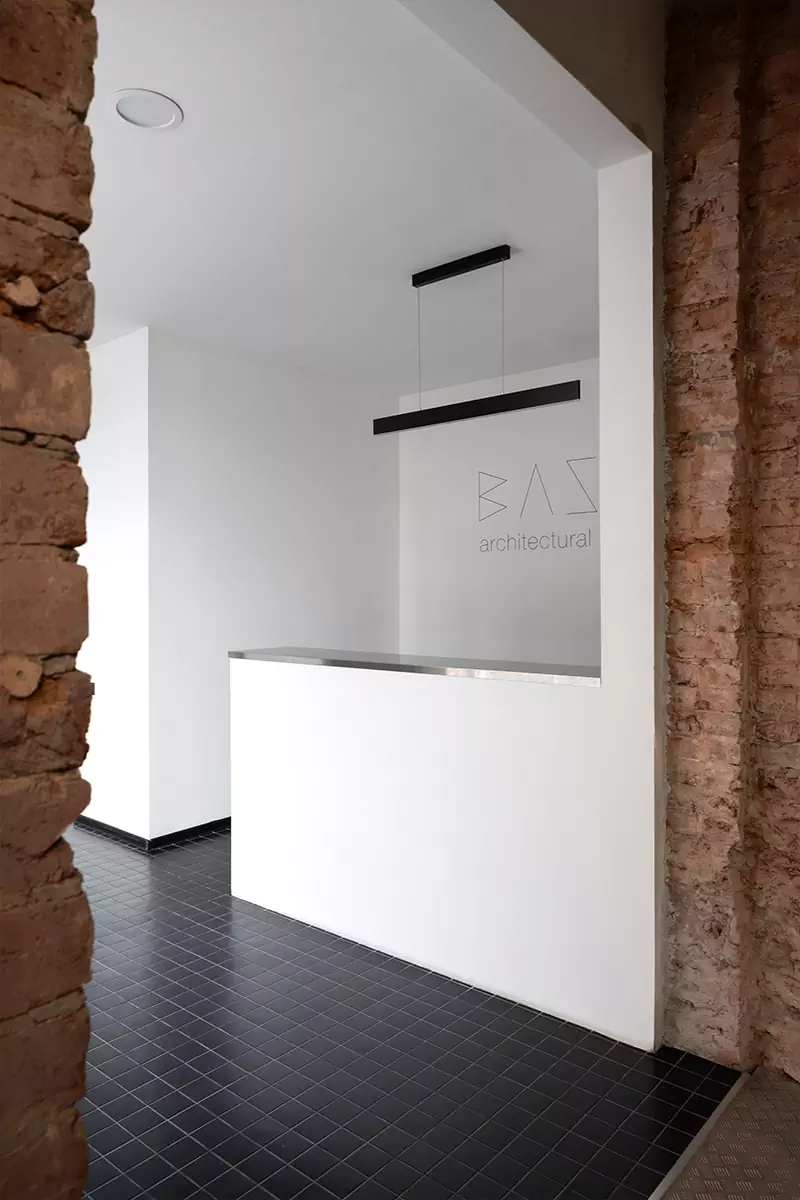 Офис как второй дом: монументальная архитектура и живые растения в интерьере рабочего пространства — проект бюро Basis