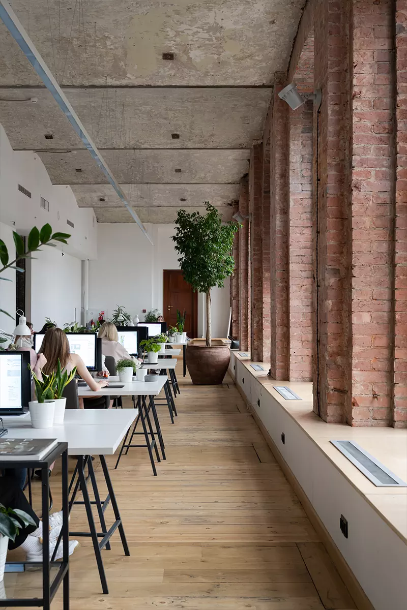 Офис как второй дом: монументальная архитектура и живые растения в интерьере рабочего пространства — проект бюро Basis