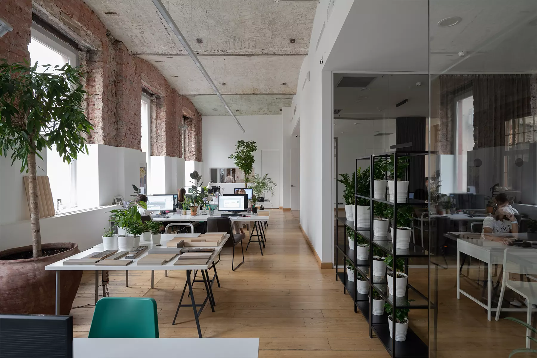 Офис как второй дом: монументальная архитектура и живые растения в интерьере рабочего пространства — проект бюро Basis