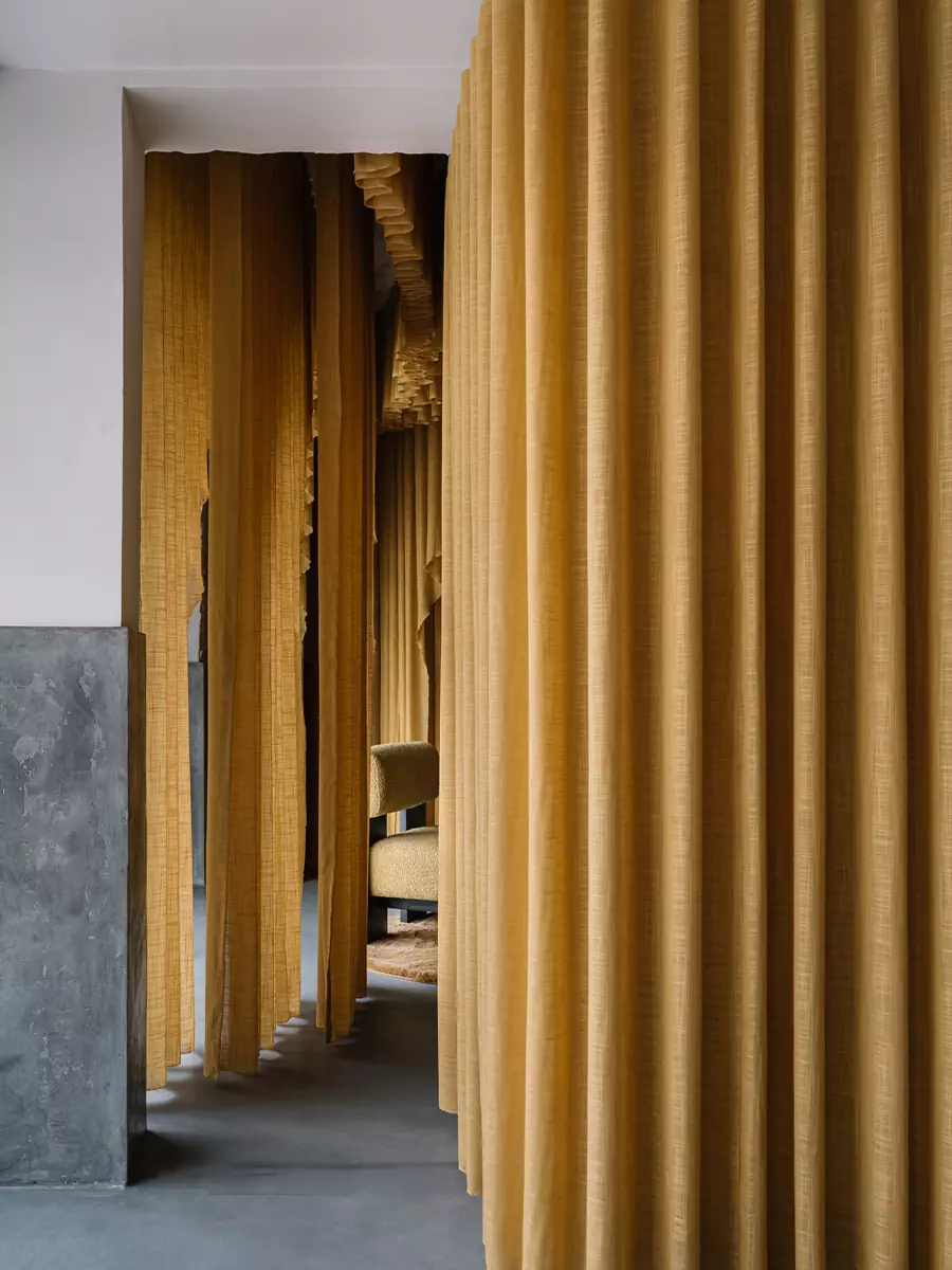 Красной нитью: интерьер салона тканей в Индии, вдохновленный красотой танца — проект Workers of Art