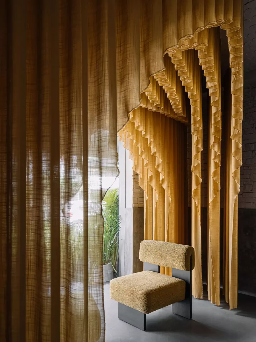 Красной нитью: интерьер салона тканей в Индии, вдохновленный красотой танца — проект Workers of Art