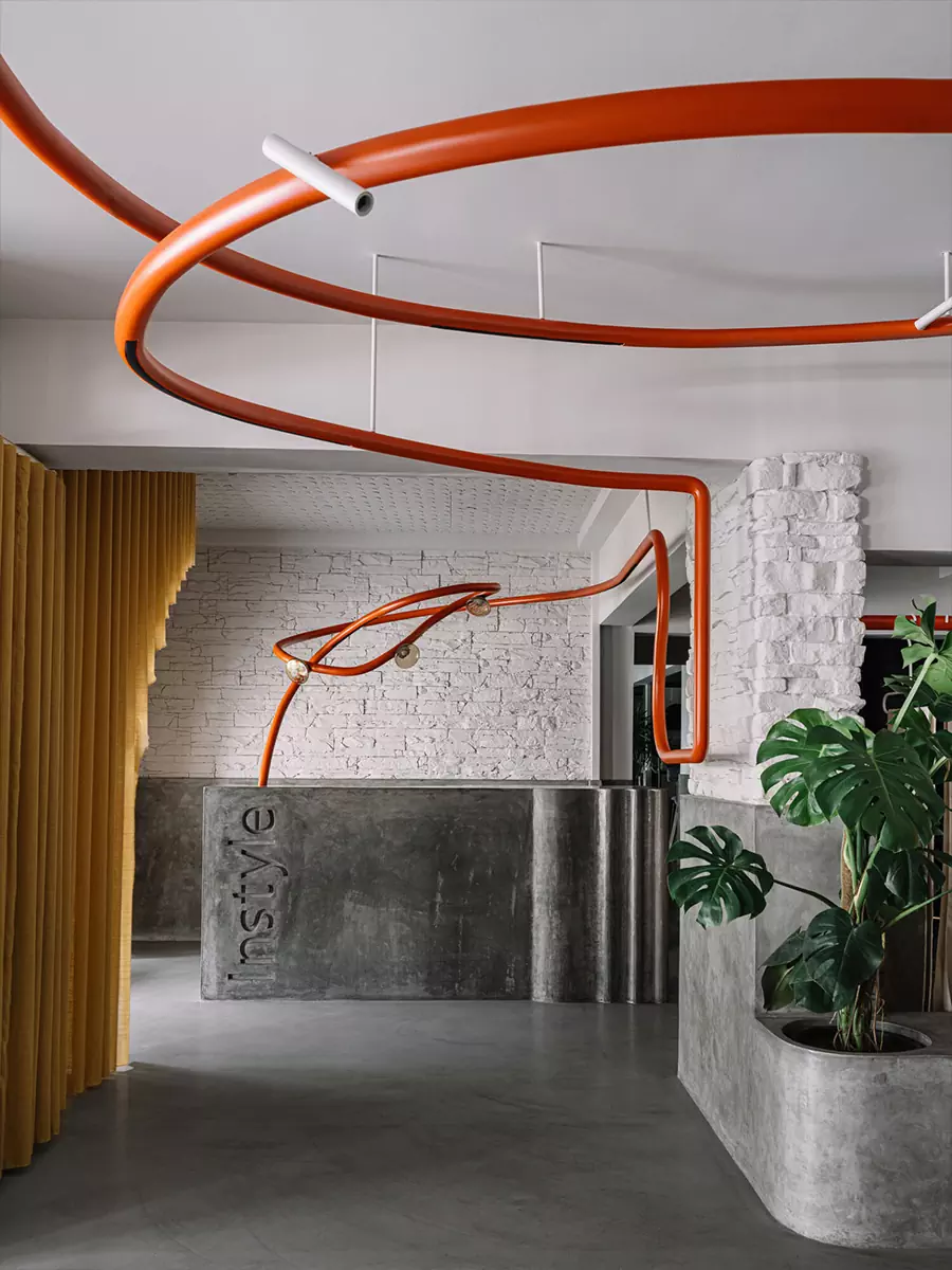 Красной нитью: интерьер салона тканей в Индии, вдохновленный красотой танца — проект Workers of Art