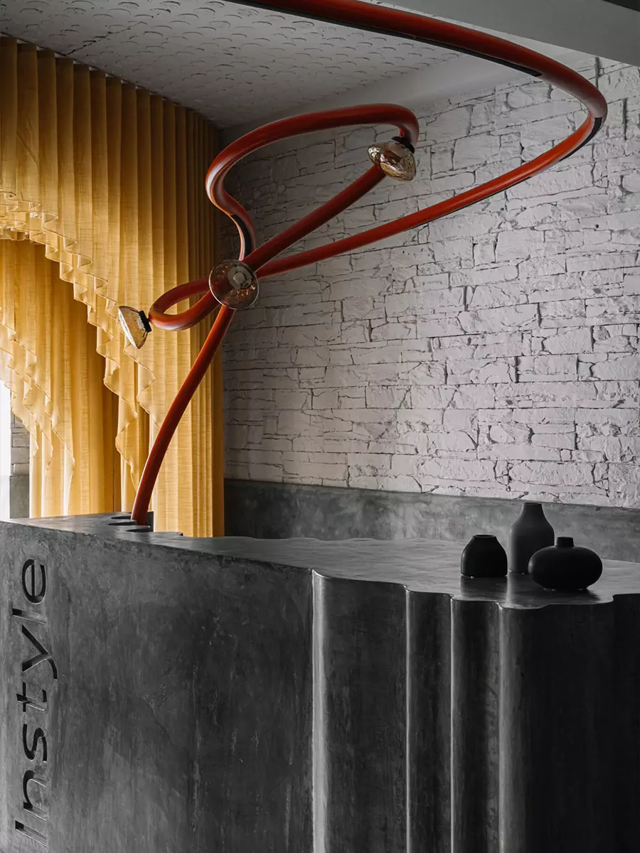 Красной нитью: интерьер салона тканей в Индии, вдохновленный красотой танца — проект Workers of Art