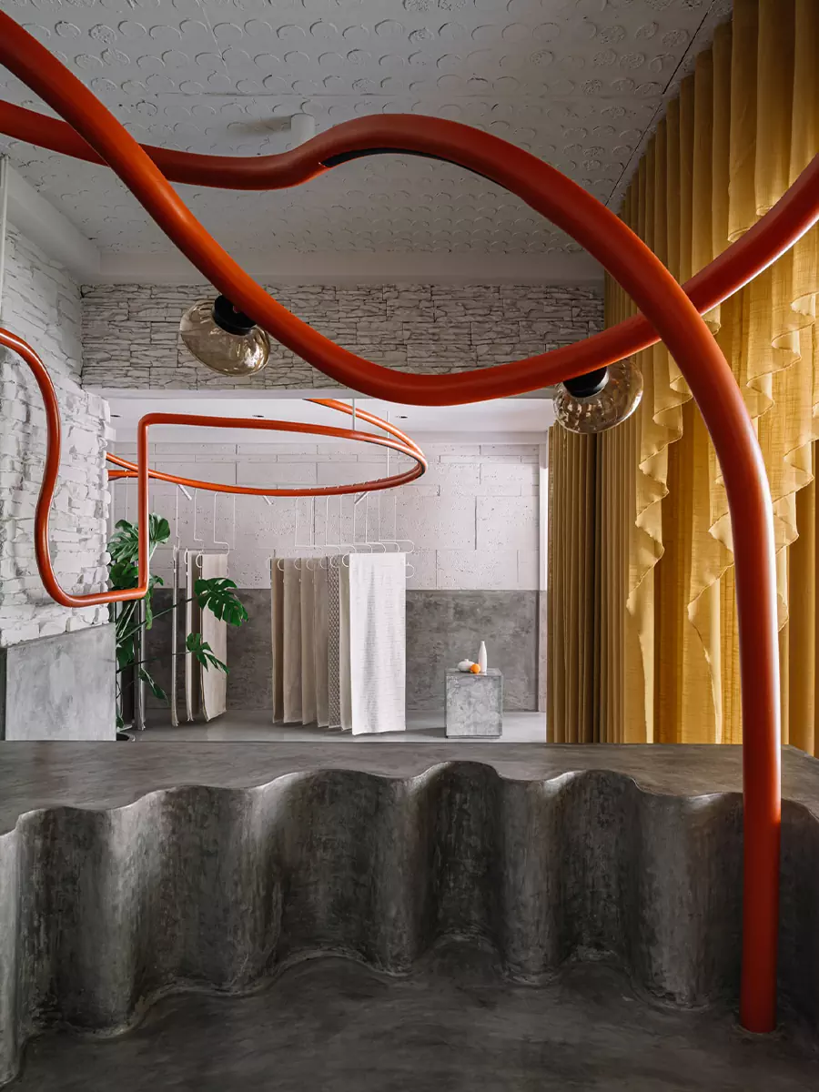 Красной нитью: интерьер салона тканей в Индии, вдохновленный красотой танца — проект Workers of Art