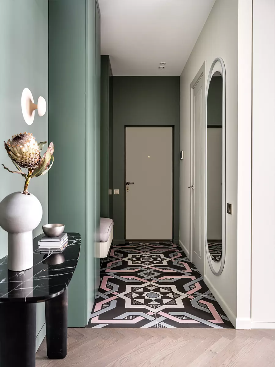 Предметы с историей и сложные цветовые сочетания в интерьере квартиры для психолога — проект студии YU Design