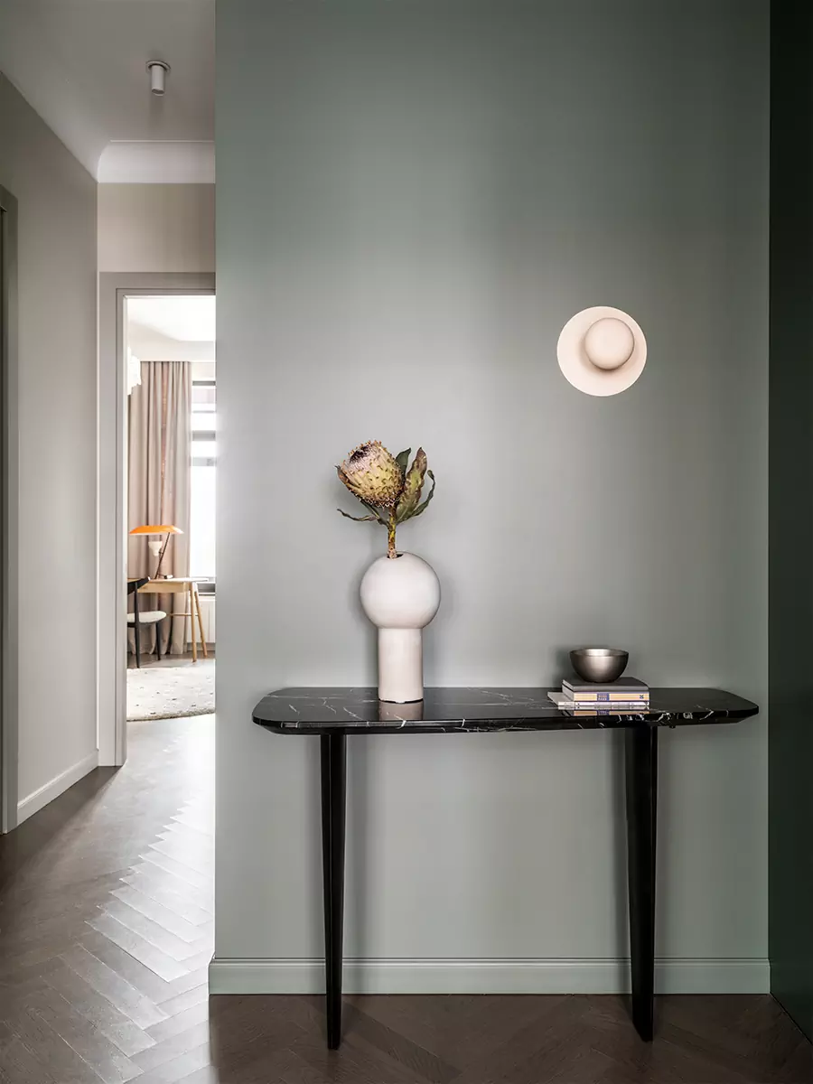 Предметы с историей и сложные цветовые сочетания в интерьере квартиры для психолога — проект студии YU Design