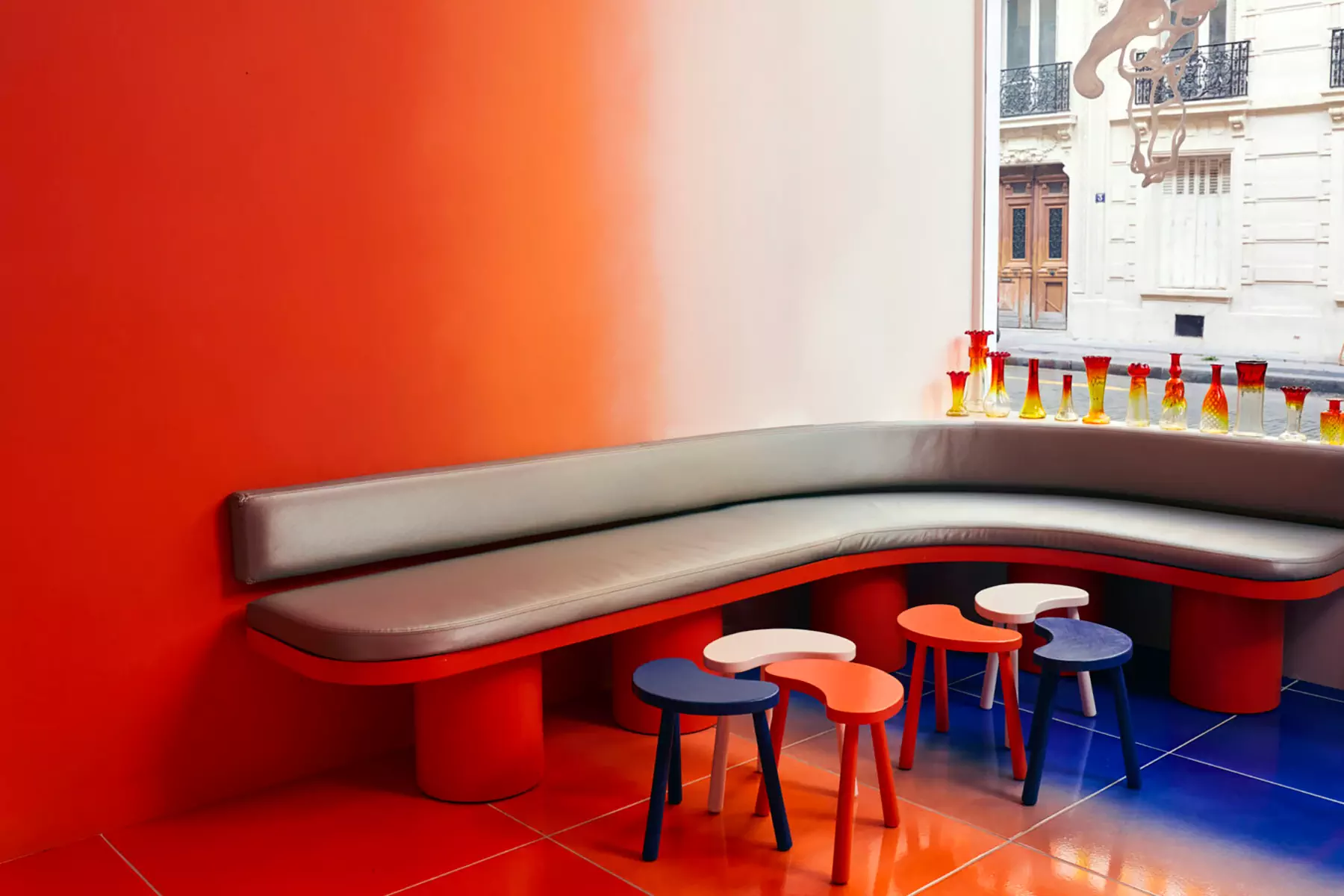 Ретро-футуристичная атмосфера в интерьере модной парижской кофейни — проект коллектива Uchronia